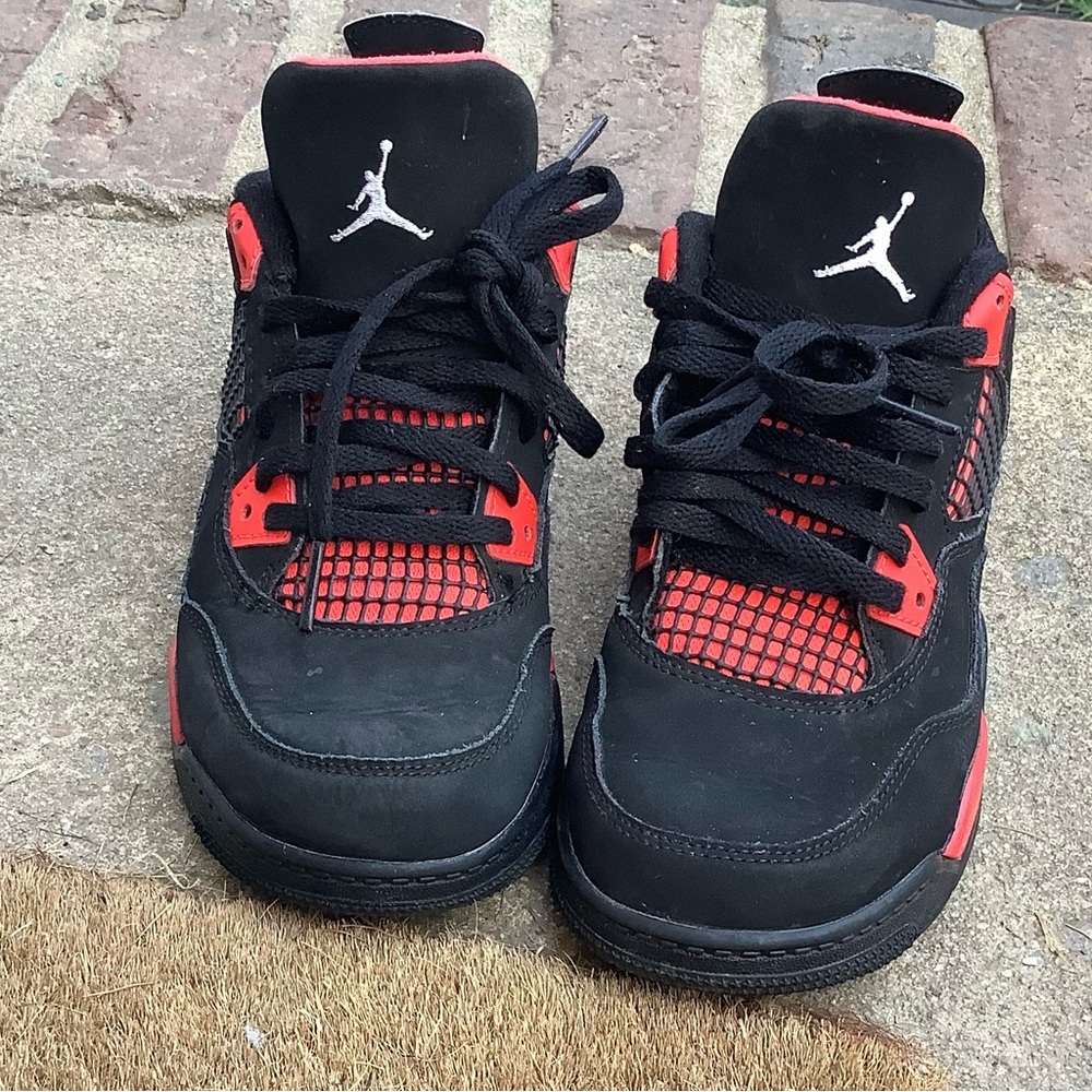 Jordan 4 Retro Thunder size 3 in red and black.